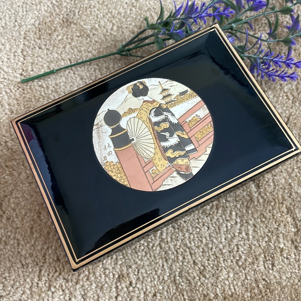MUSICAL JEWELRY BOX LACQUER WITH METAL INLAY FEATURING GEISHA MADE IN JAPAN